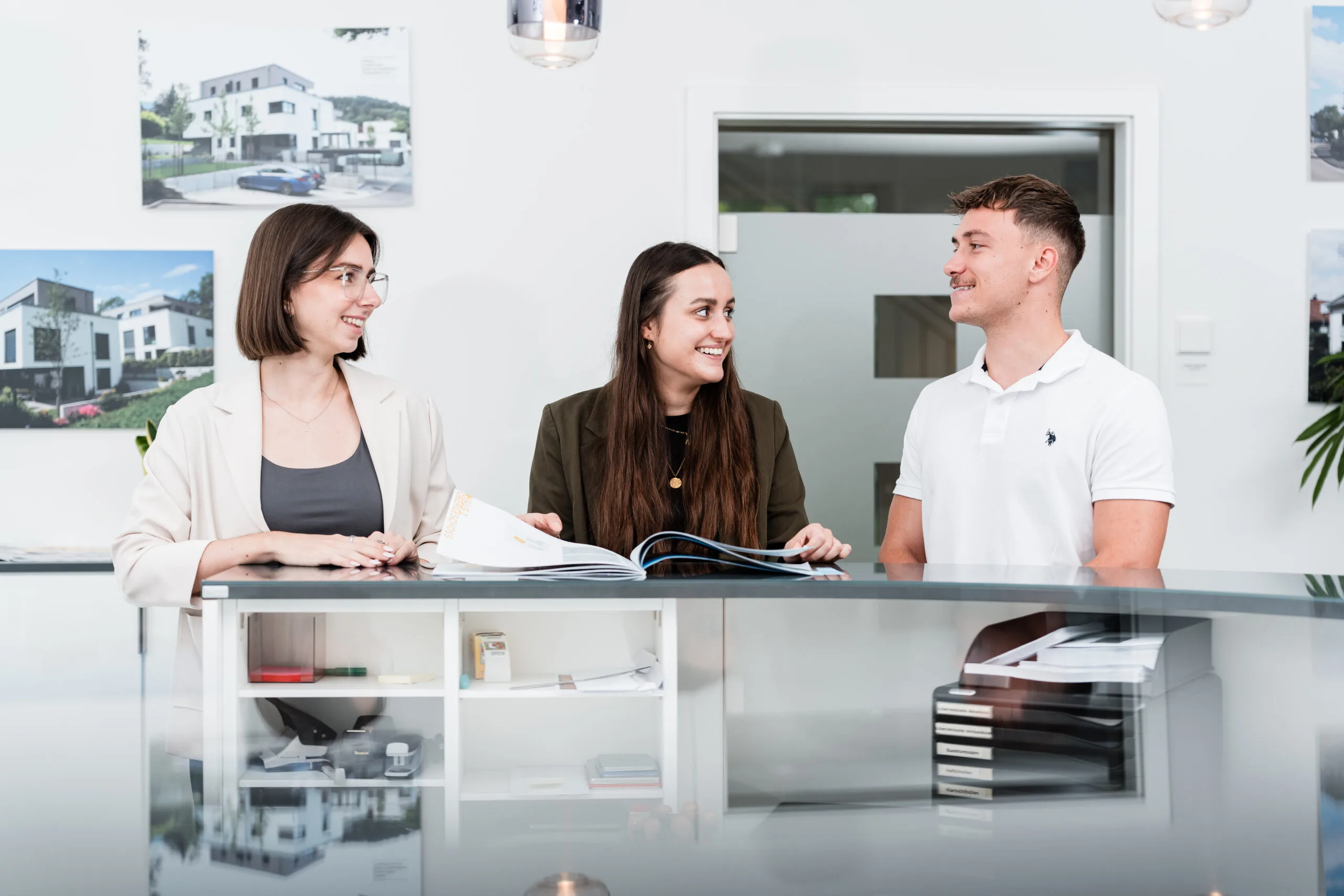 Team der Wohnbau Baden AG im Büro in Freiburg